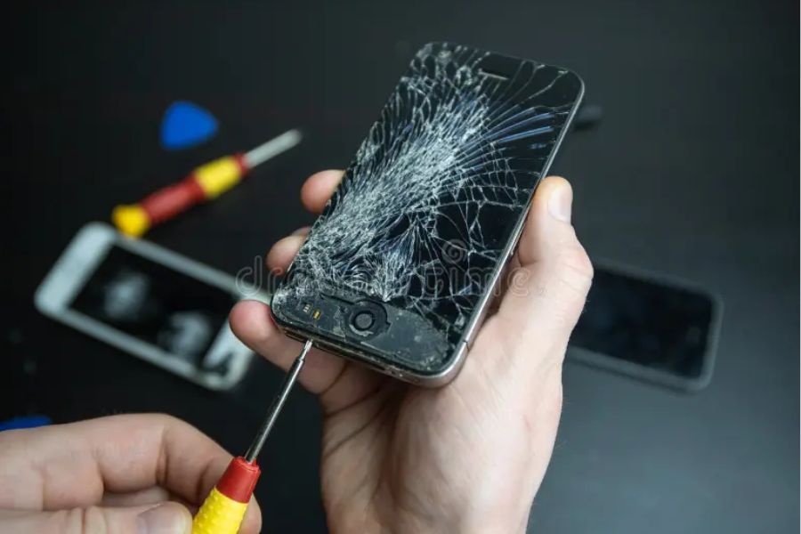 iPhone Repairs in Walton-on-Thames – Cracked Screens to Battery Swaps Made Easy