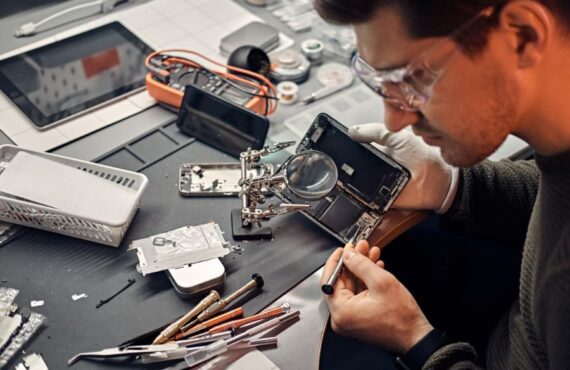 How to Choose the Best Mobile Repair Shop Near You in 2026